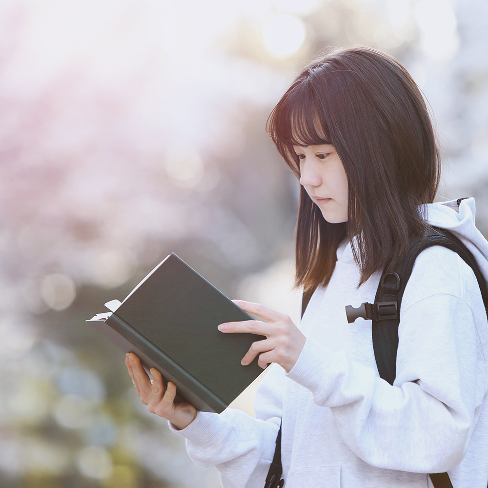 本を読む若い女性