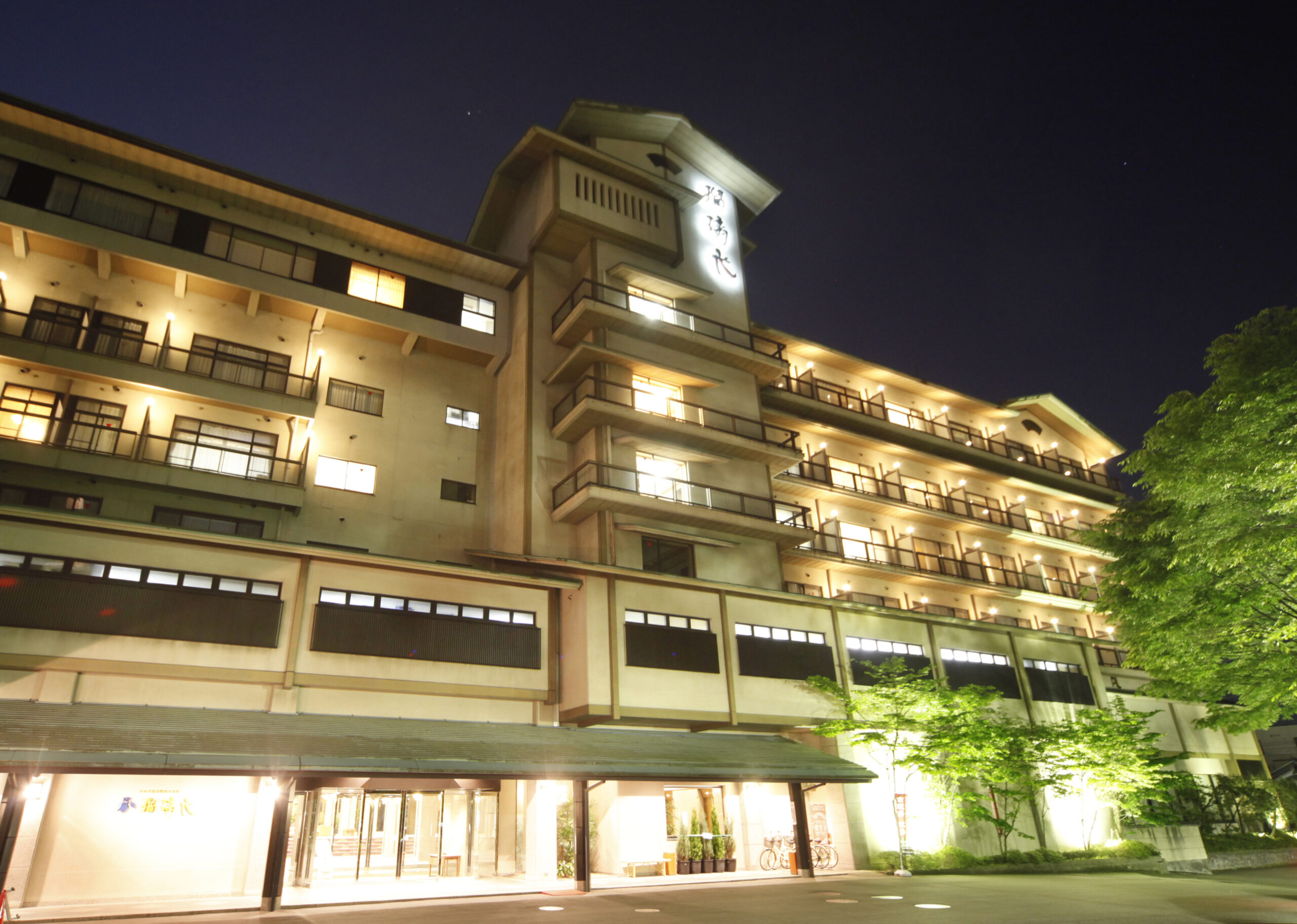 The exterior of Yamashiro Onsen Rurikoh